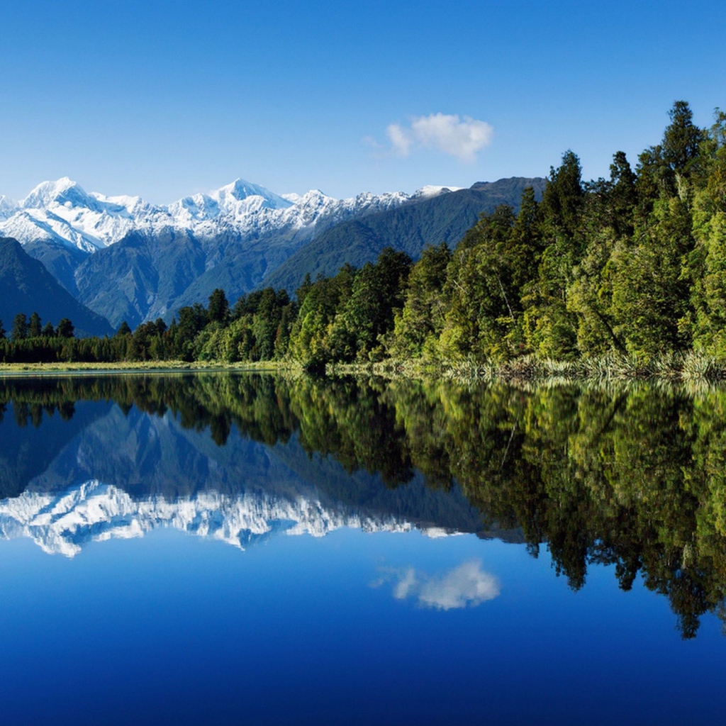 Озеро среди гор и лесов