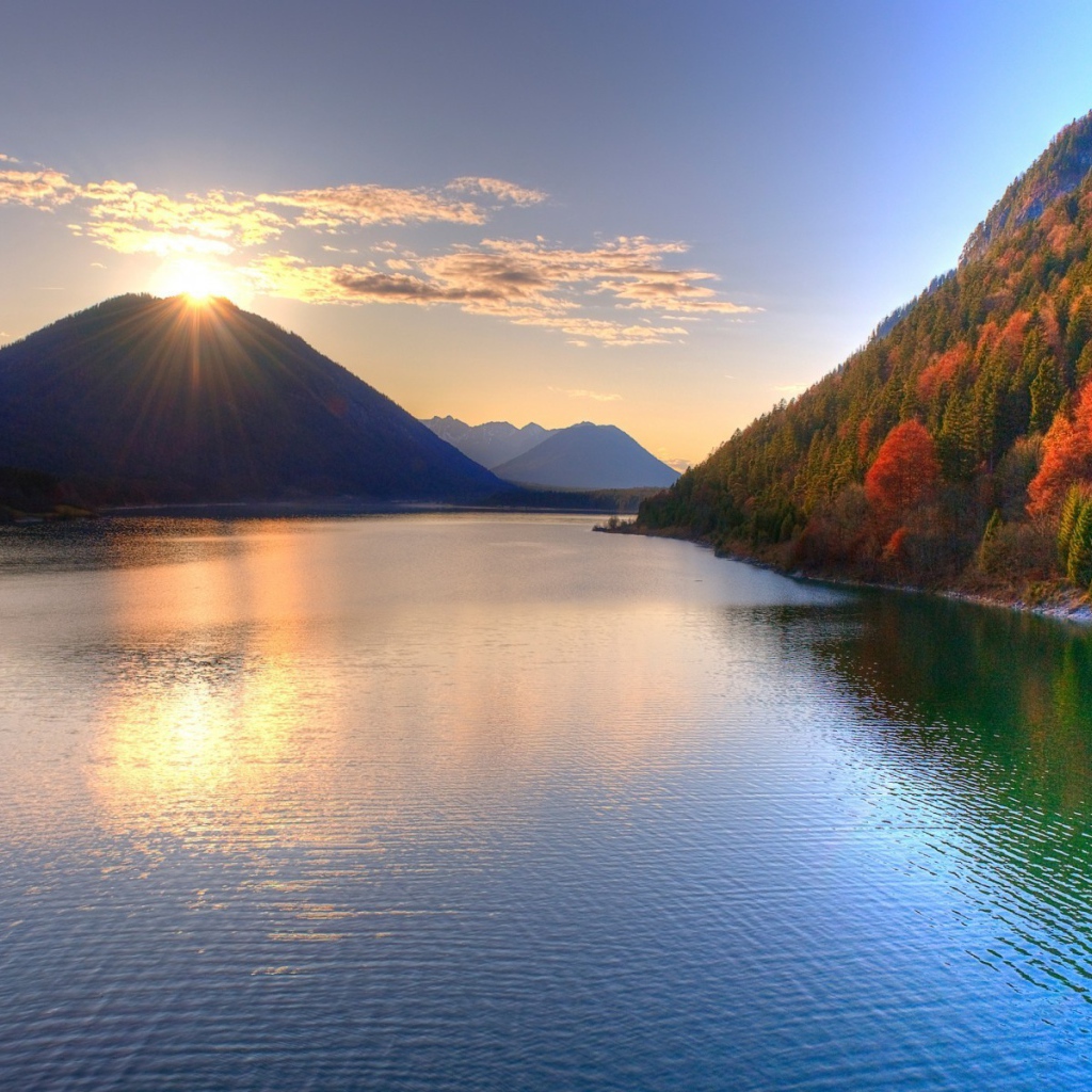 Озеро среди осеннего леса