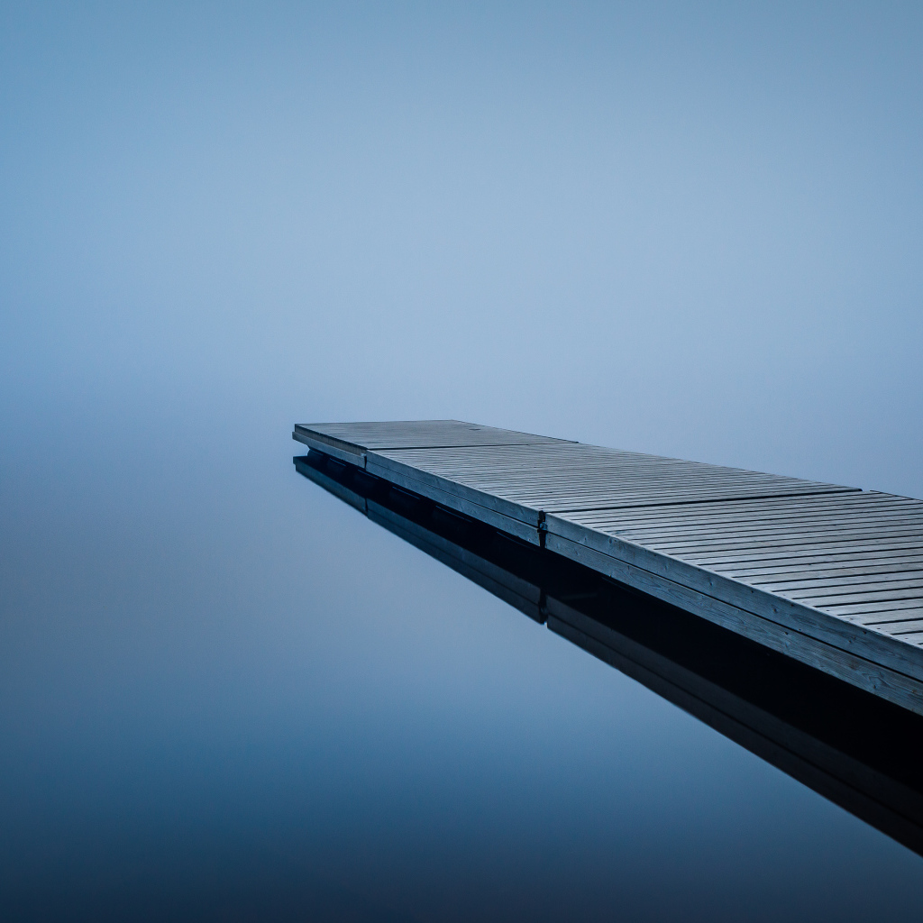 Одинокий мост у озера