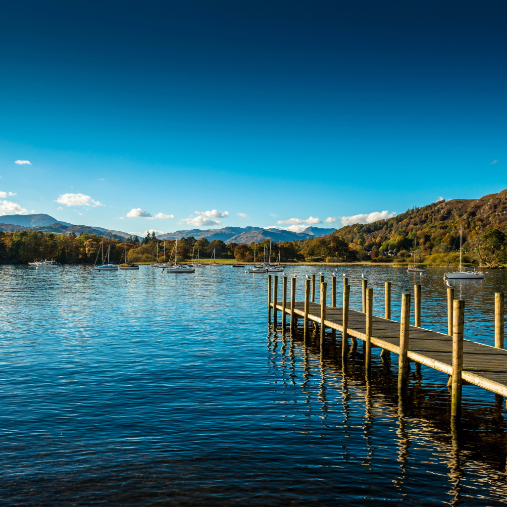 Причал для лодок на озере