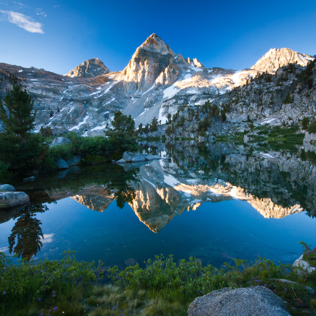 Горы отражаются в воде озера