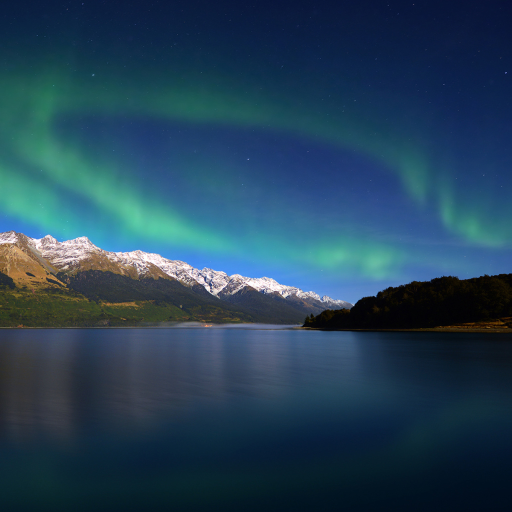 Северное сияние над озером