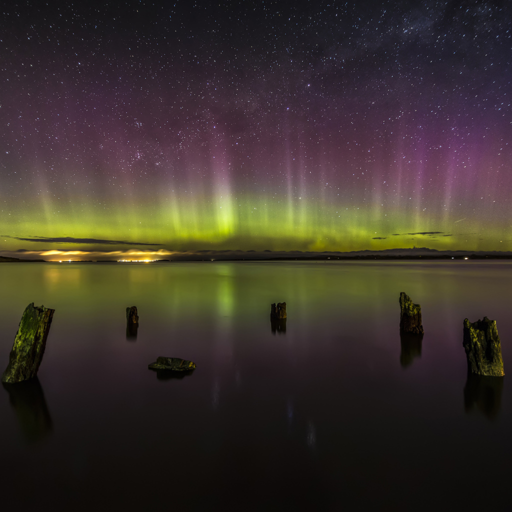 Северное сияние над озером