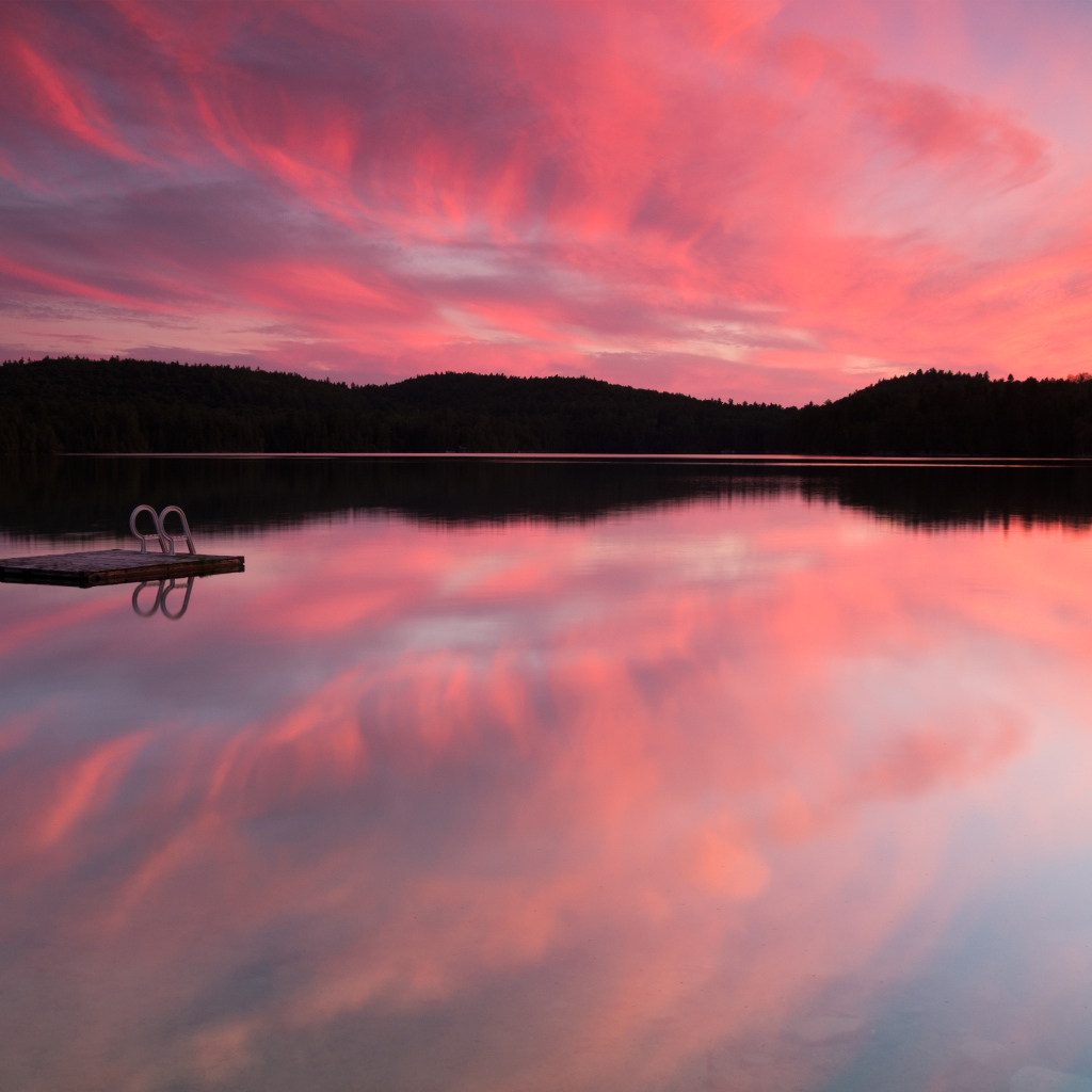 Отражение розового неба в озере