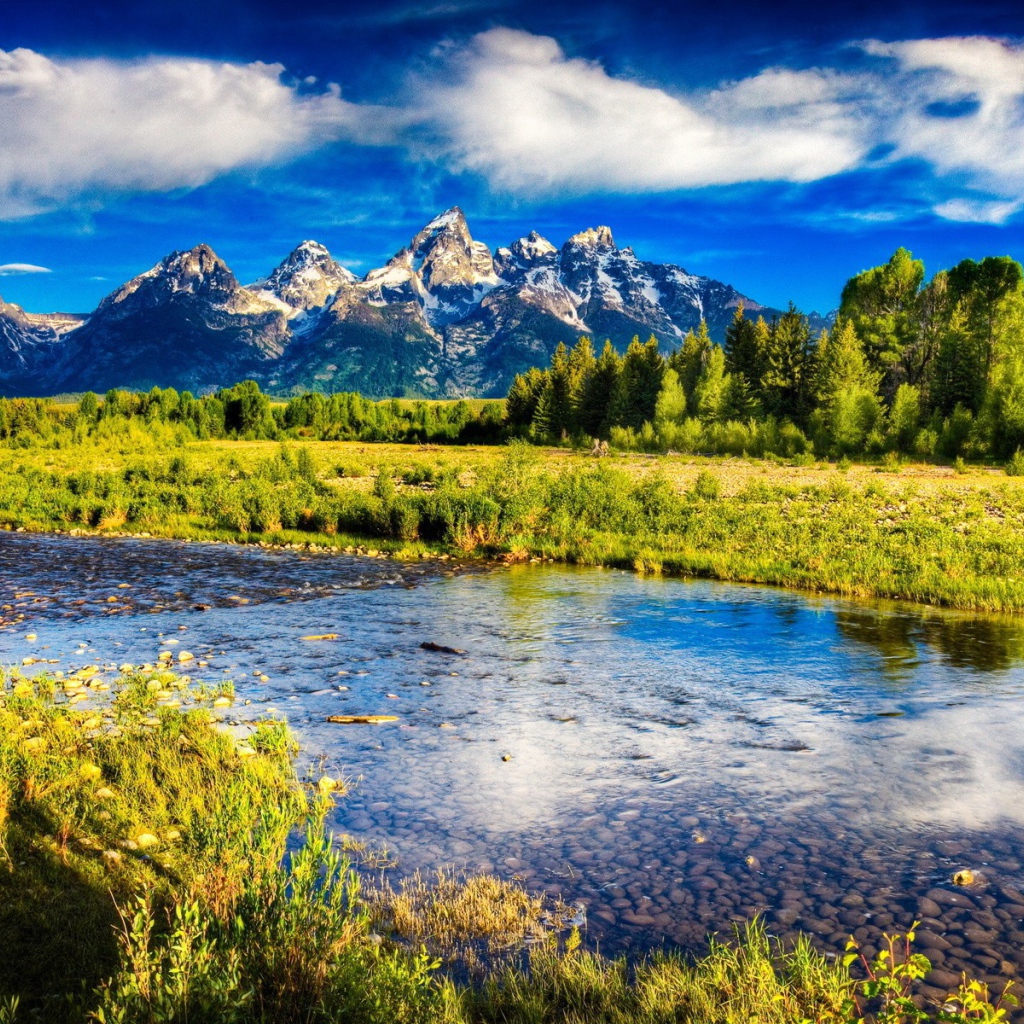 Река в горной долине