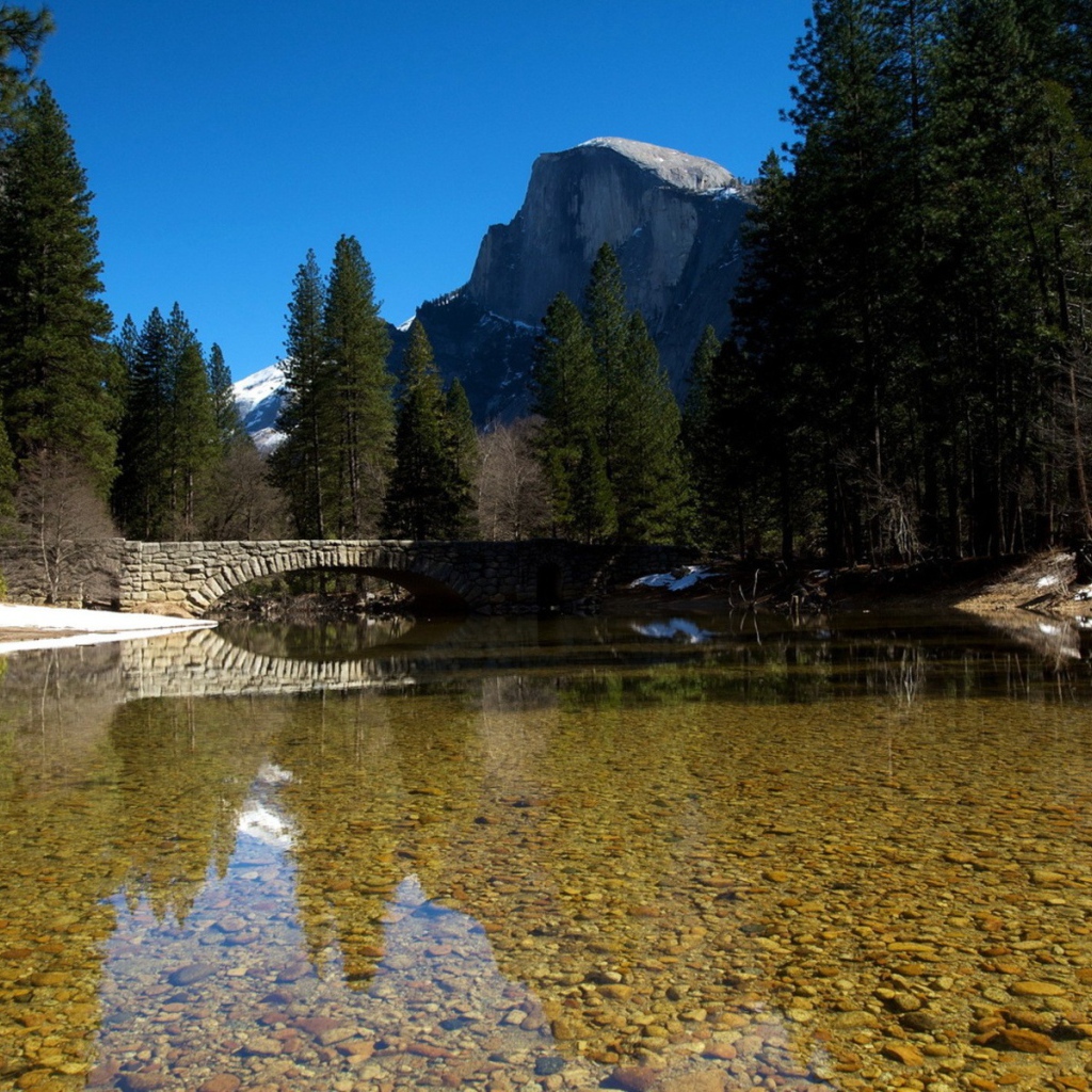 Каменный мост через реку