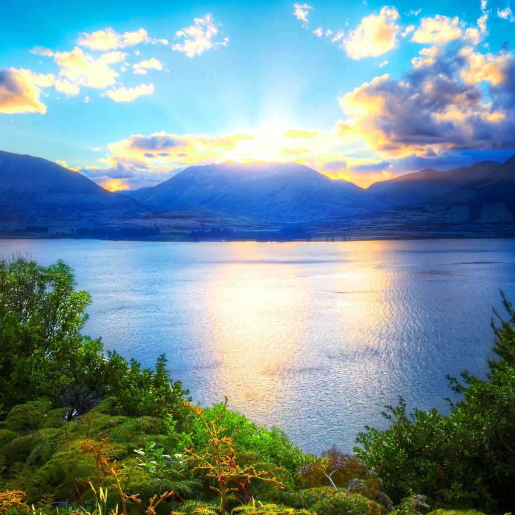 Закат над озером