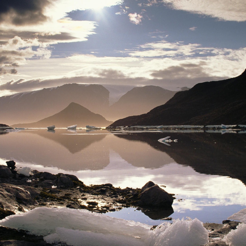 Лед на берегу горного озера