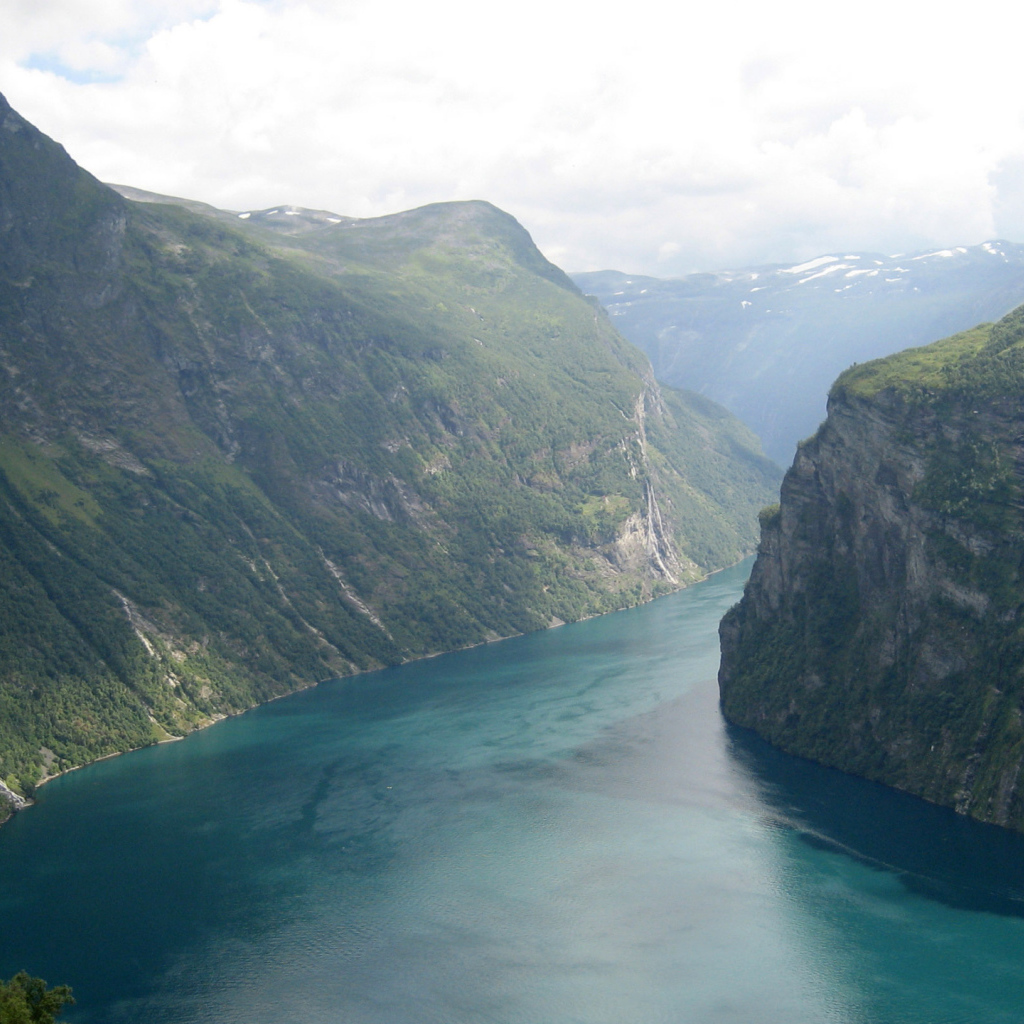 Река между гор