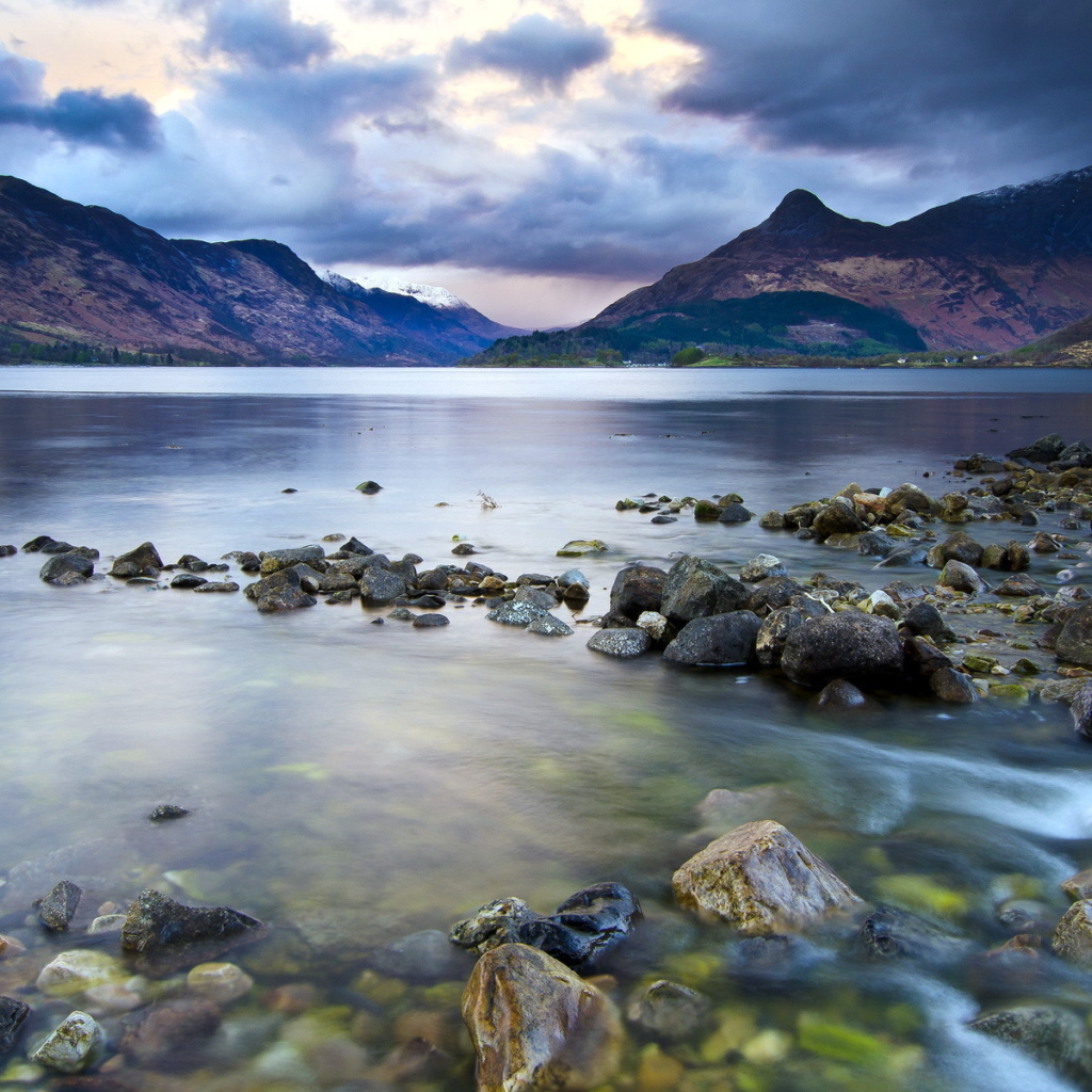 Каменистый берег озера