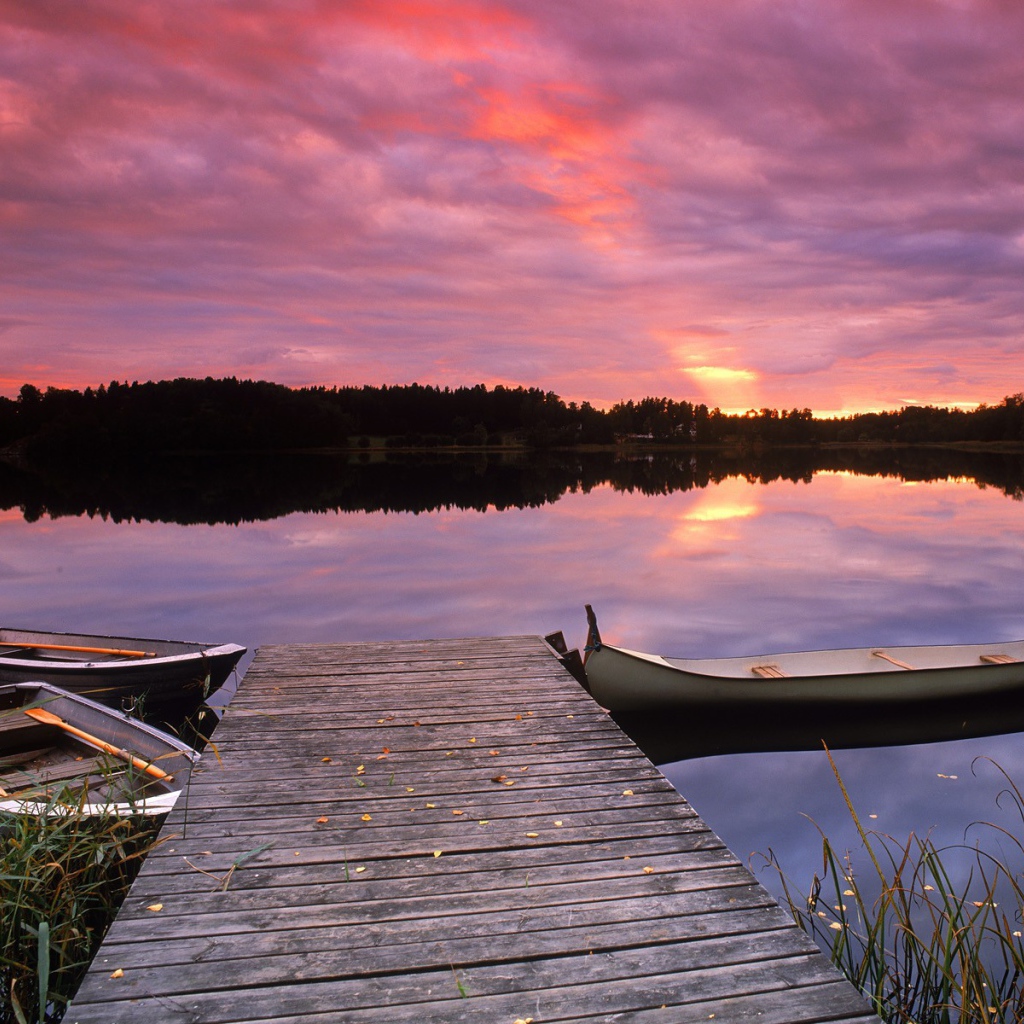Три лодки у причала