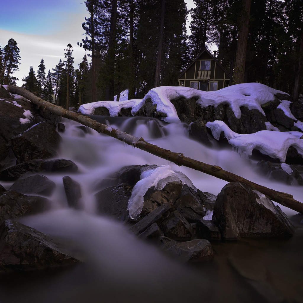 Дом у горной реки