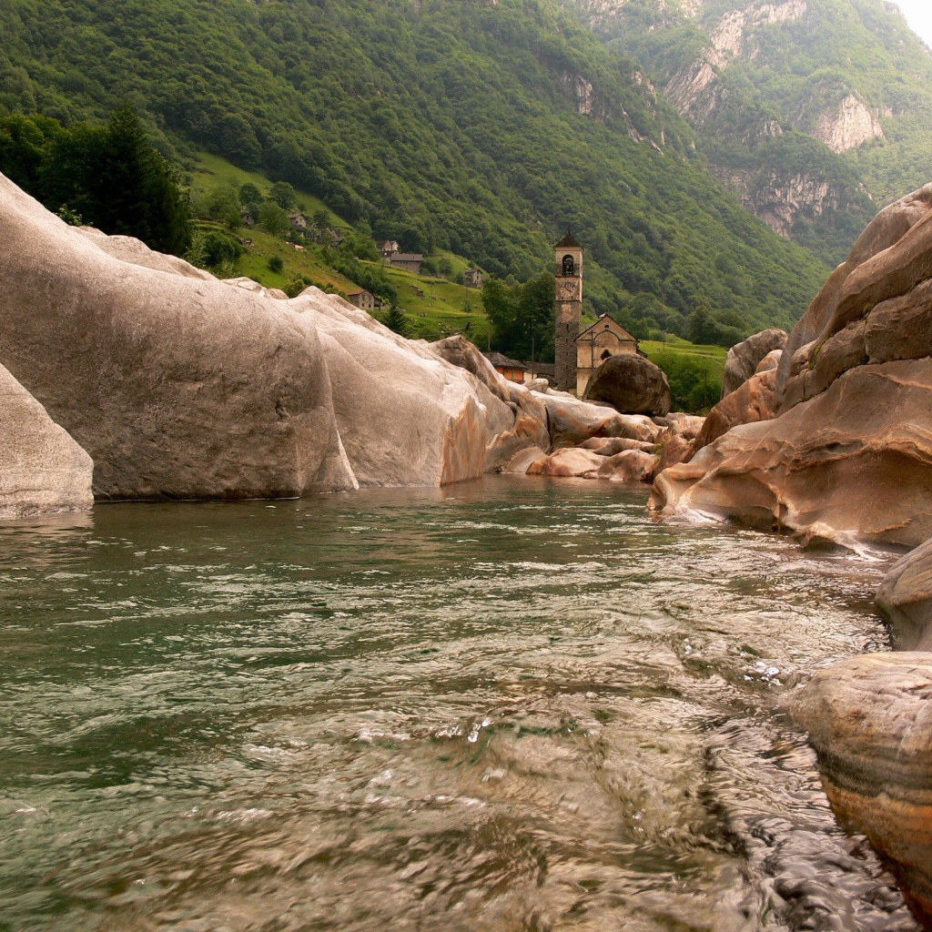 Горная река и часовня