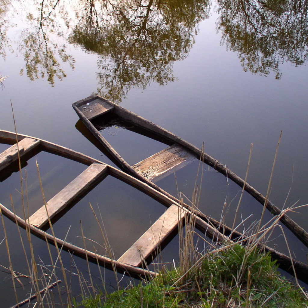 Утонувшие лодки на озере