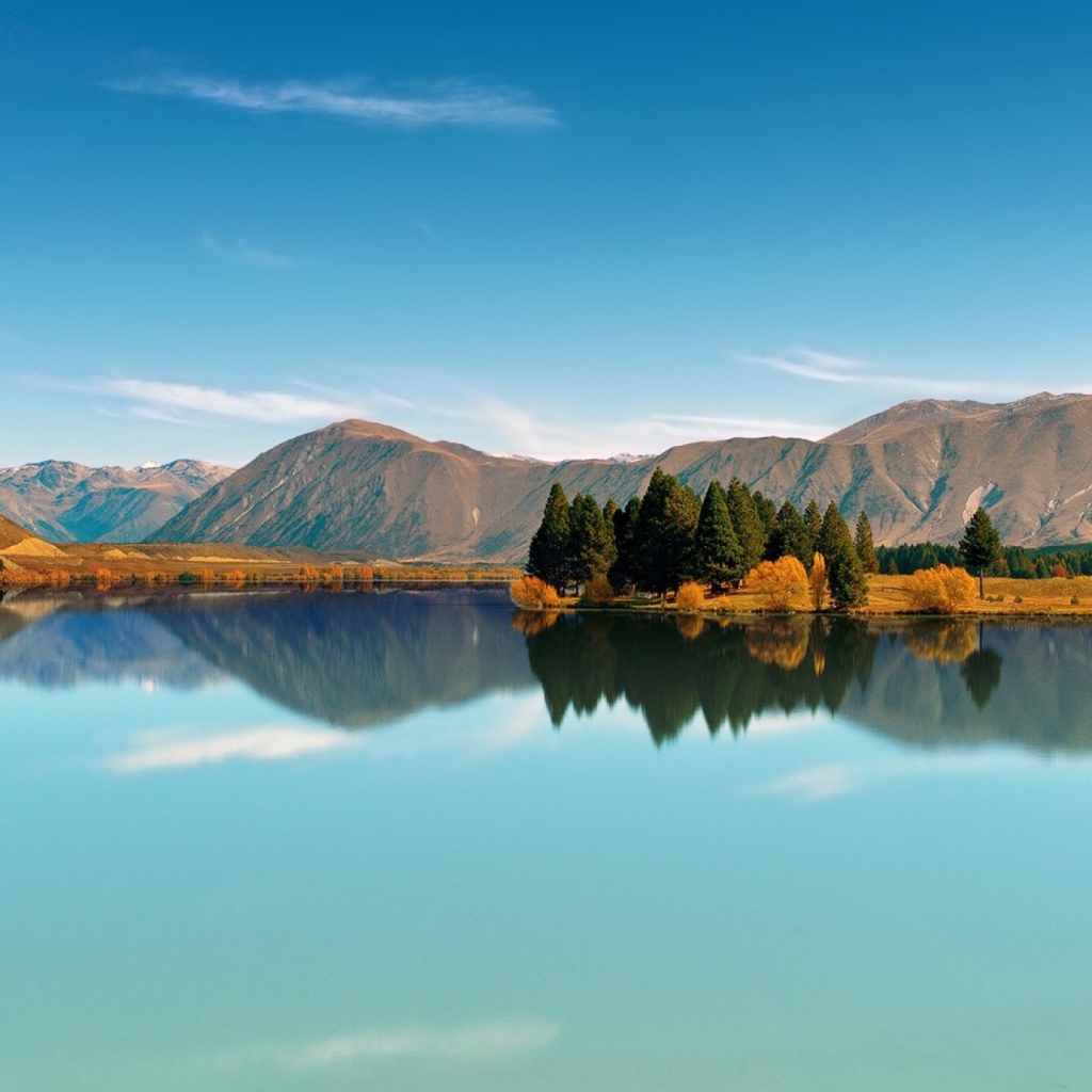 Синее небо отражается в озере