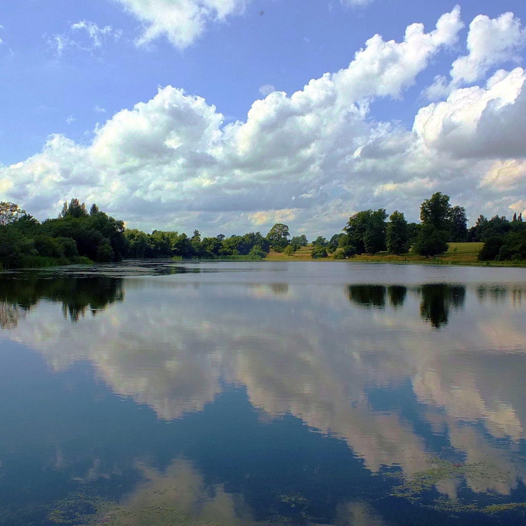 Облака отражаются в озере