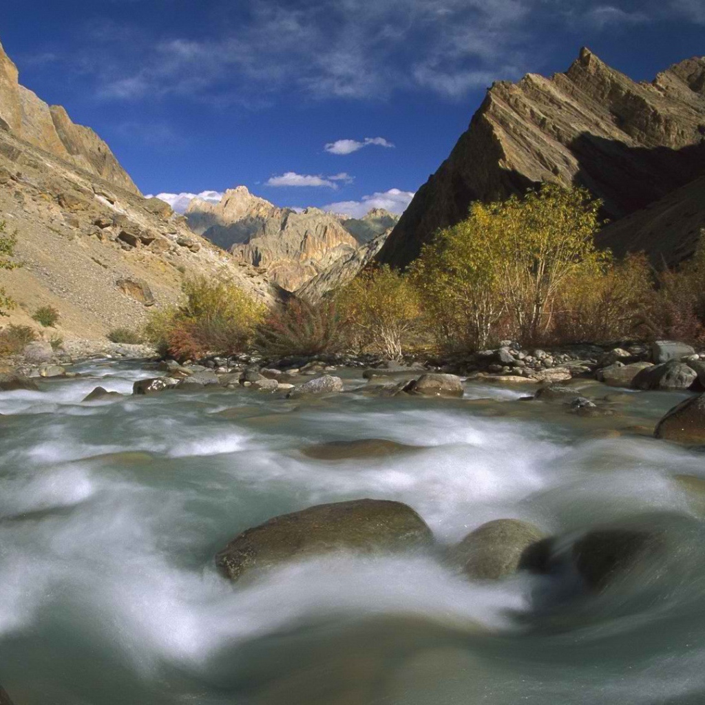 Быстрая горная река