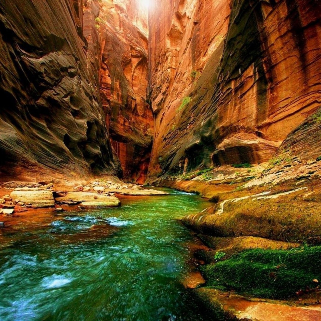 Зеленая река в ущелье