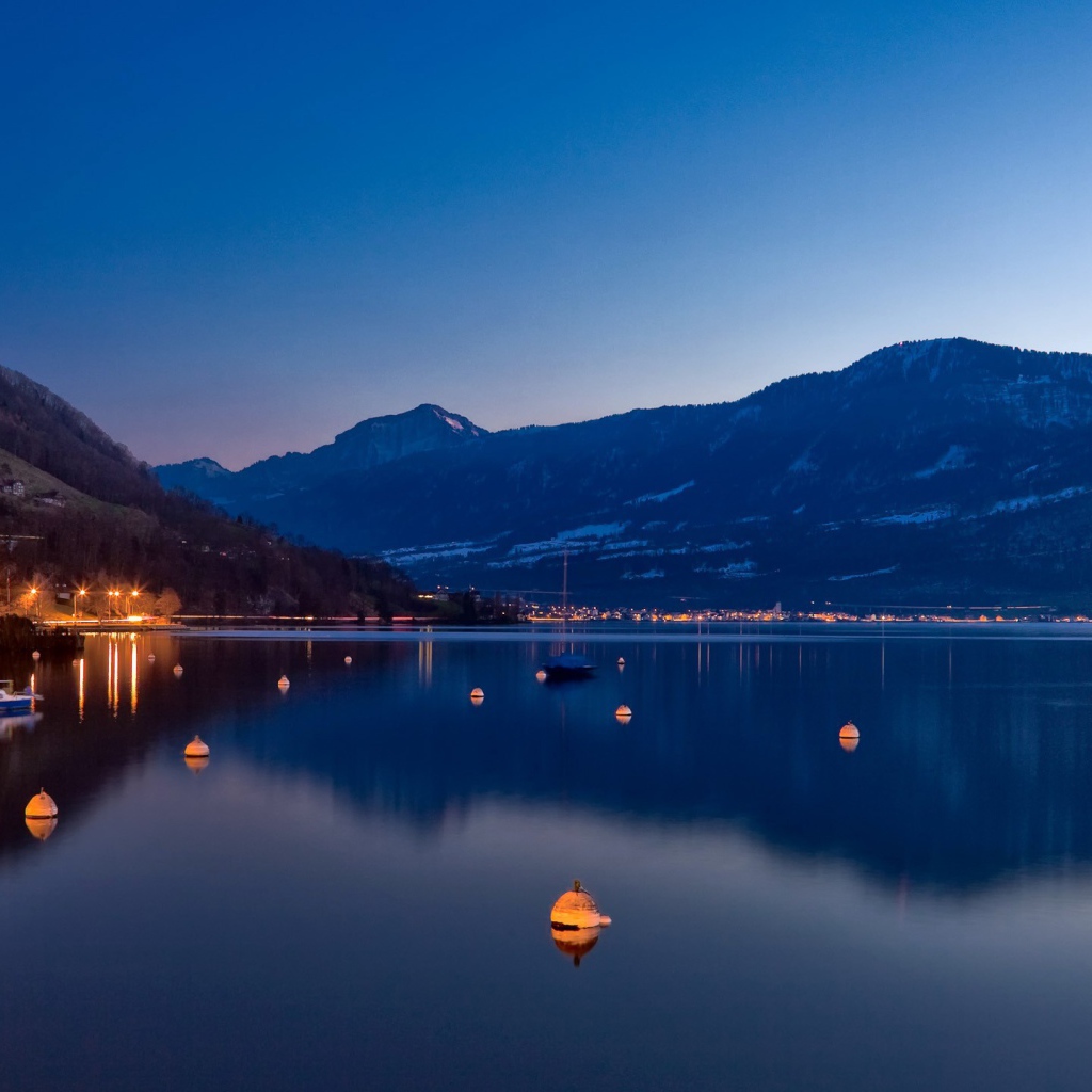 Тихая вода среди гор