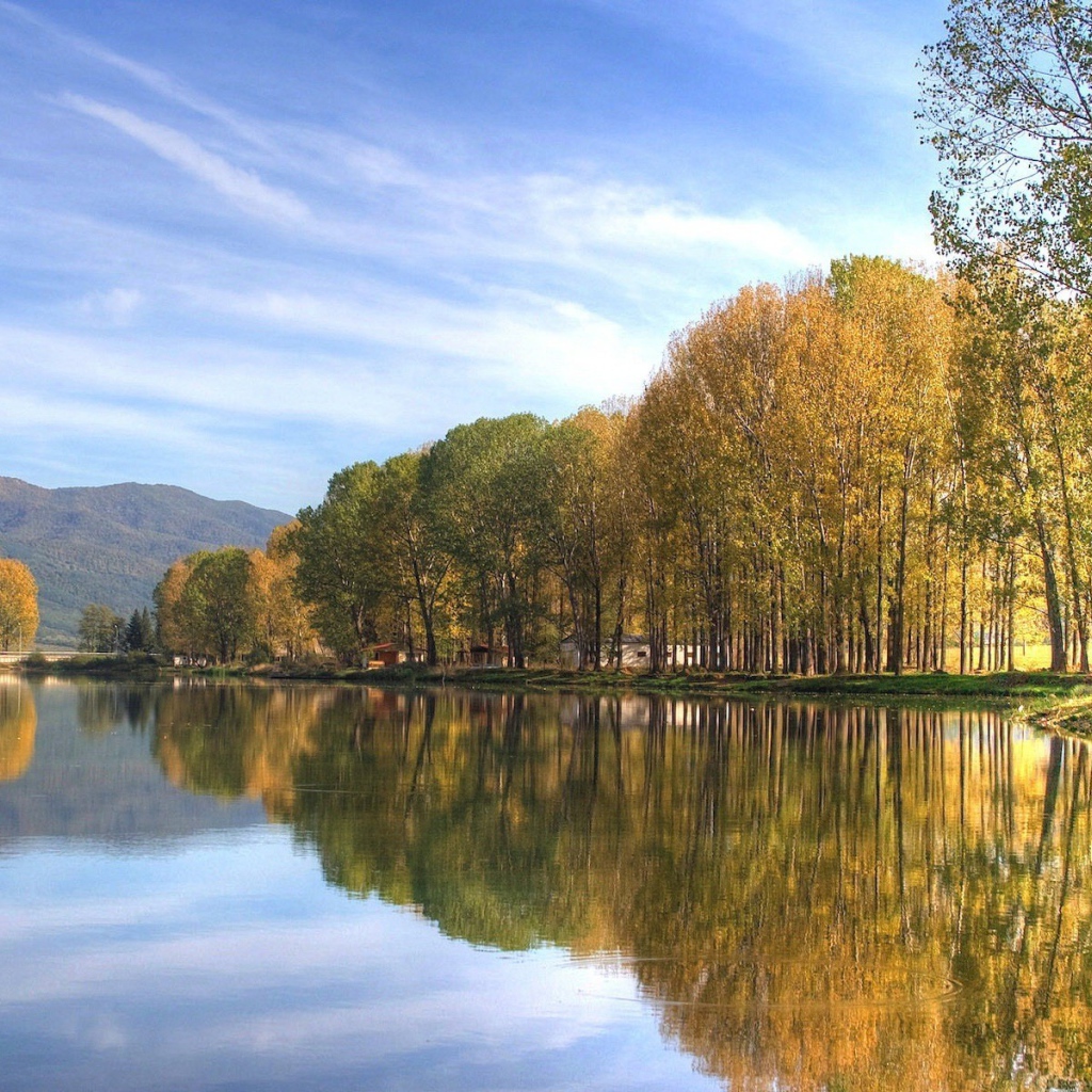 Тихое голубое озеро