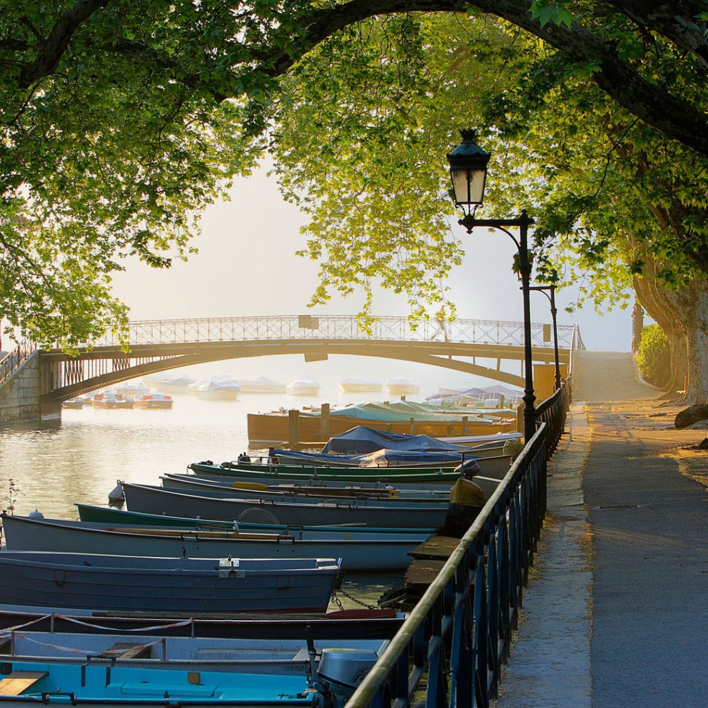 Парк на берегу реки