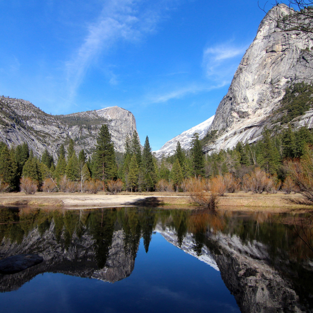Отражение гор в озере