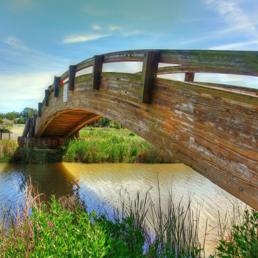 Деревянный мост через реку