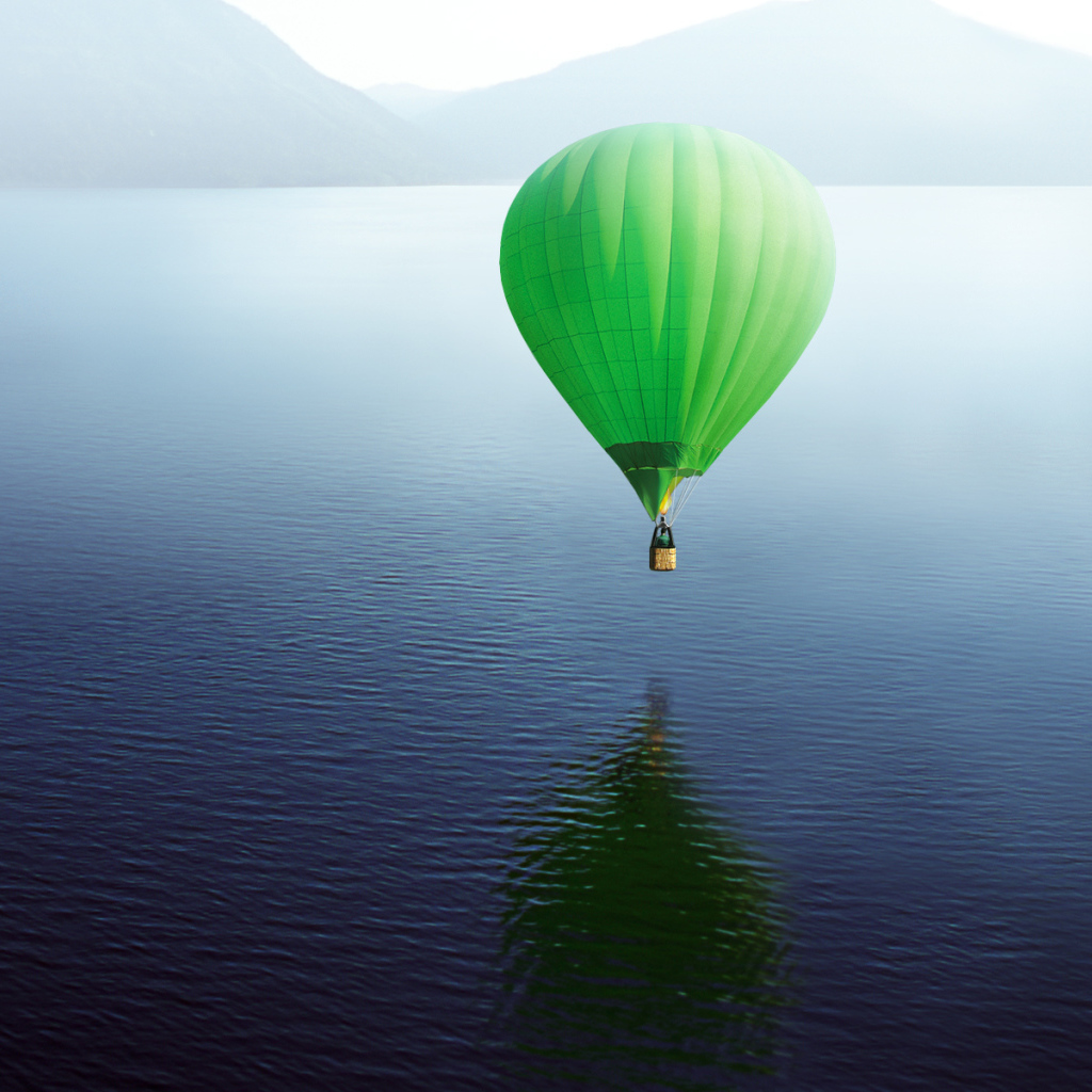 Воздушный шар над морем