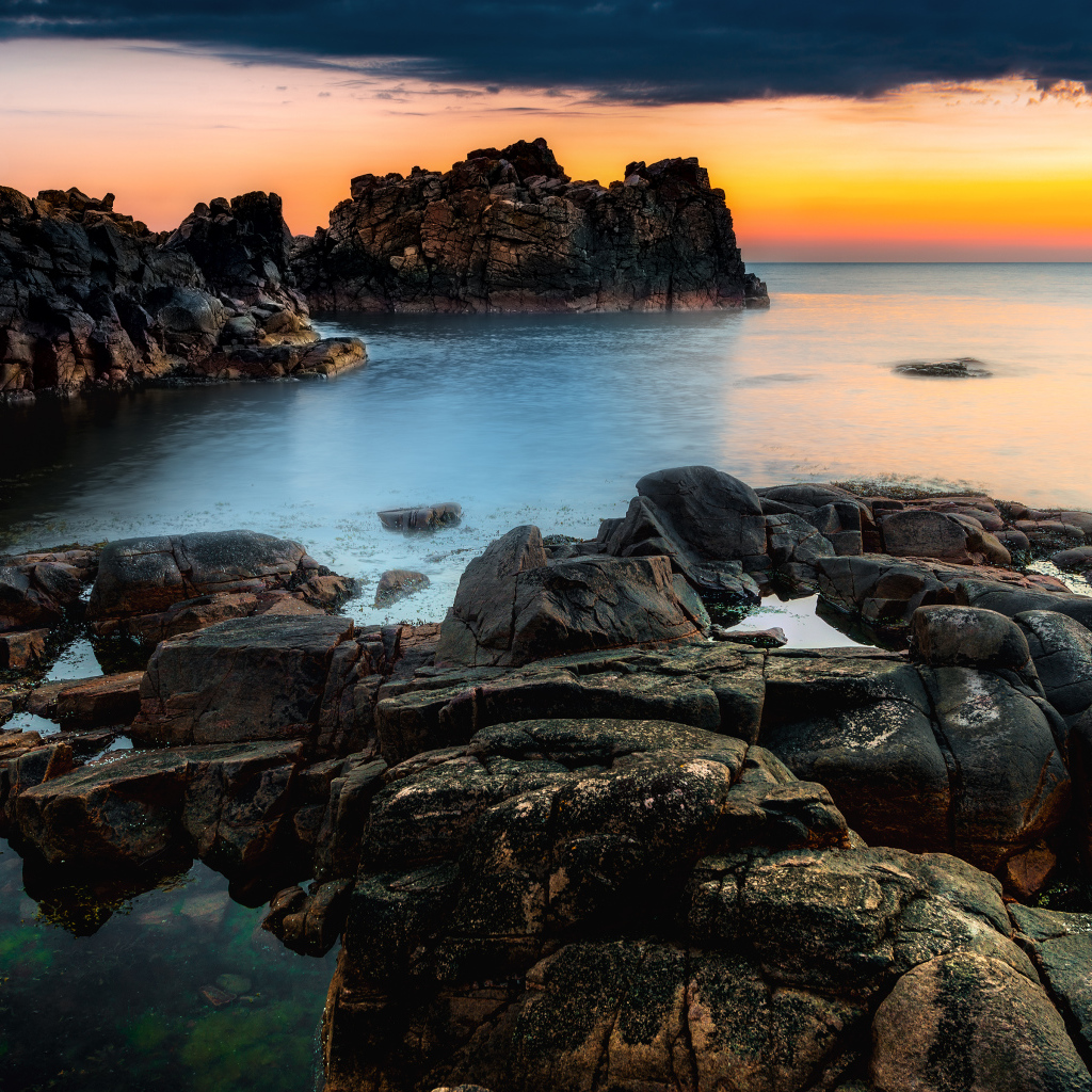 Красивый каменистый берег и закат