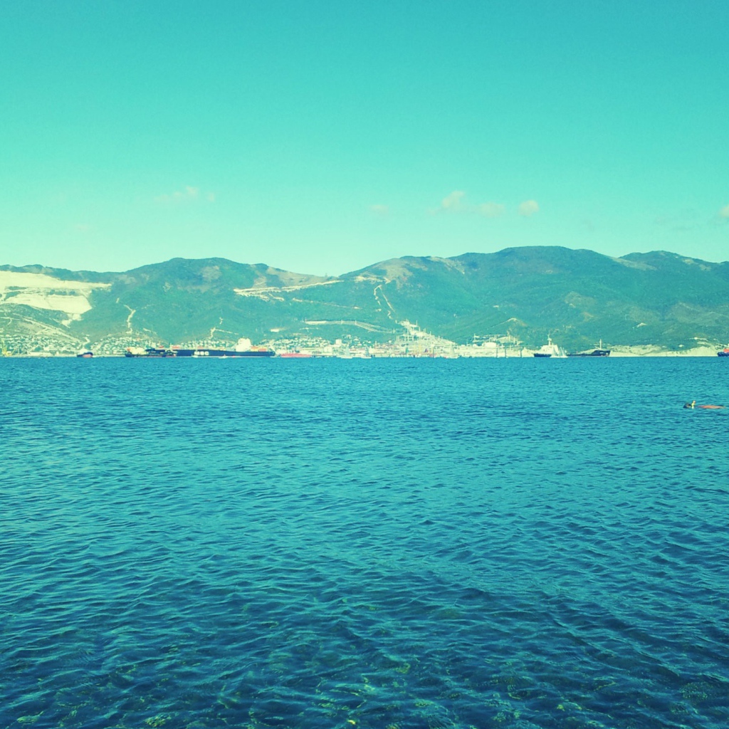 Синее море и зеленые горы