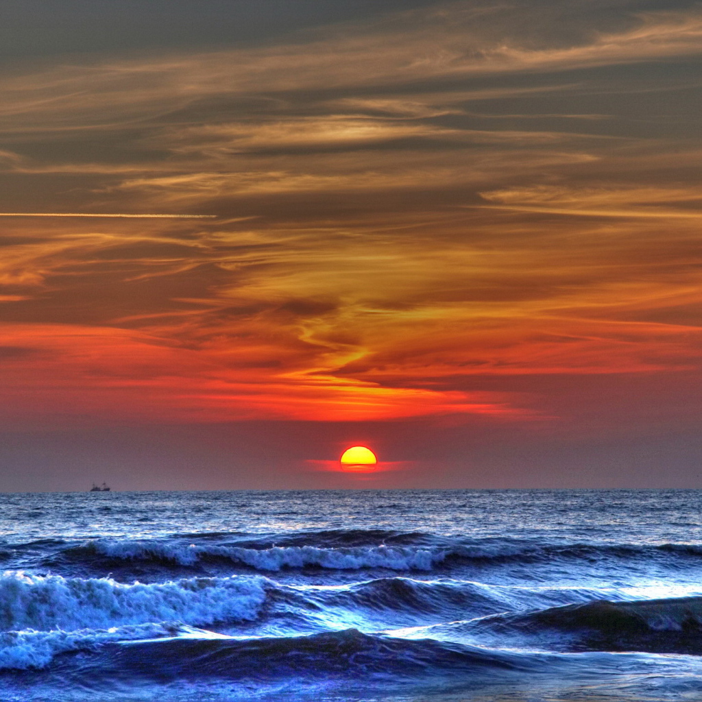 Синее море и красный закат