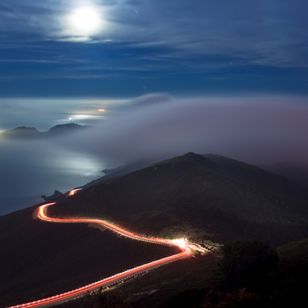 Светлая дорога вдоль моря