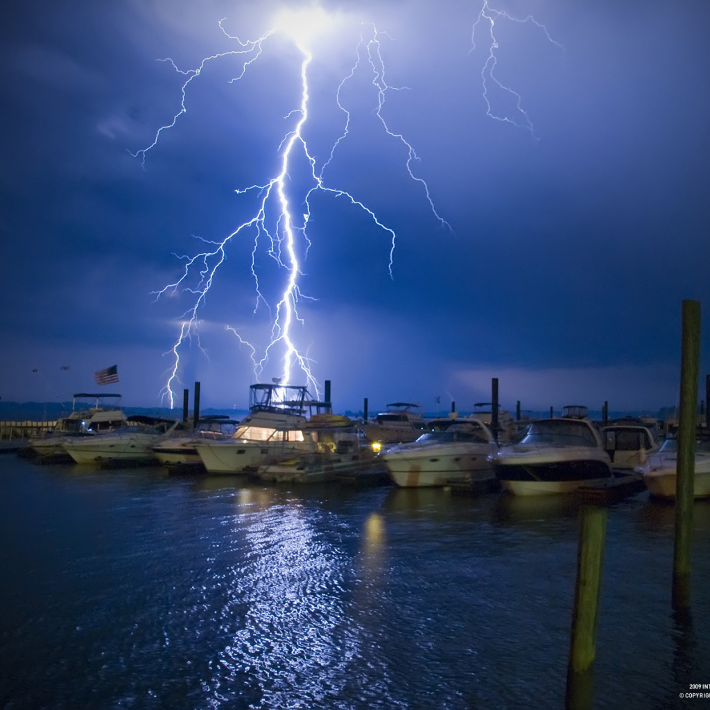 Молния ударила в лодки