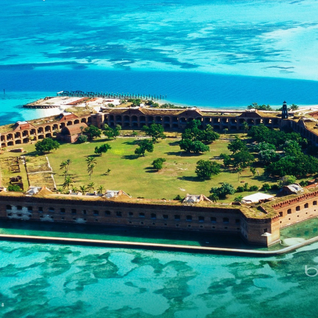 Старинная крепость на острове