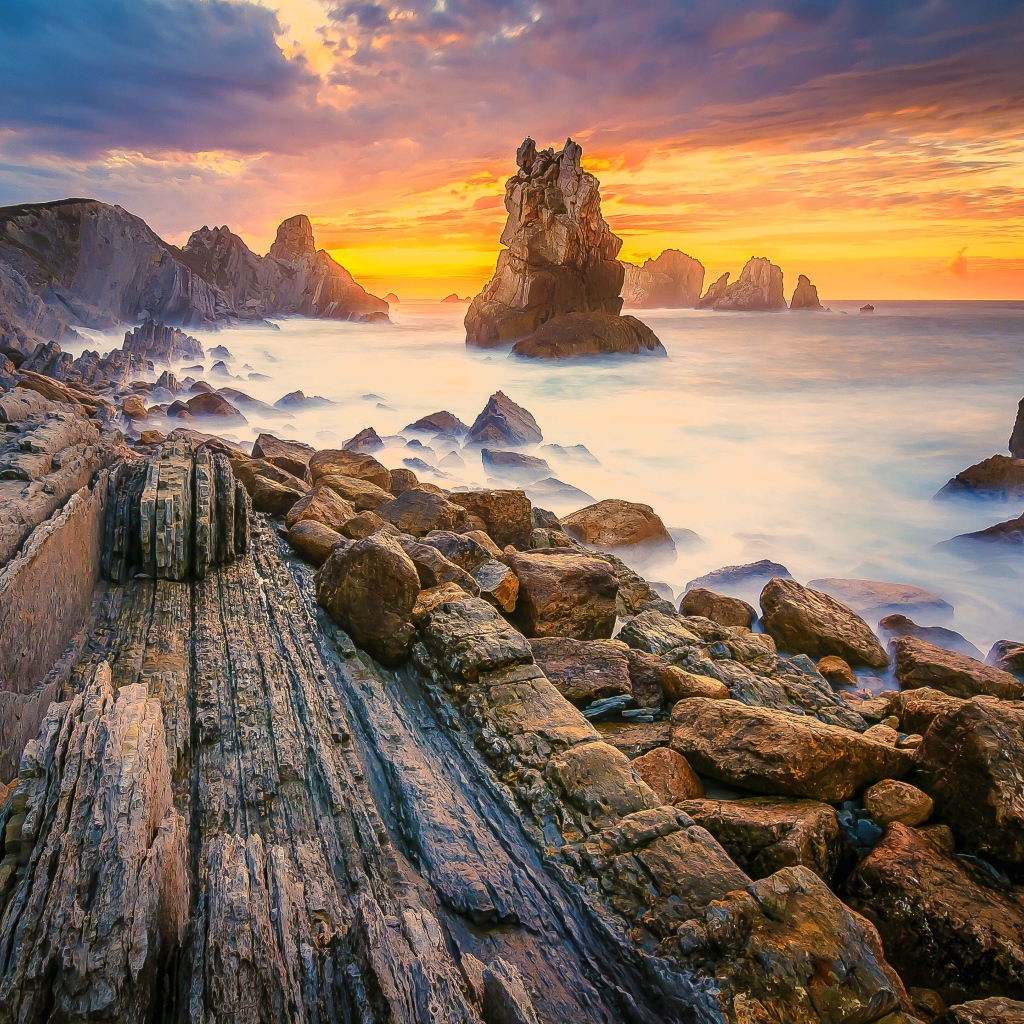 Скалы на берегу