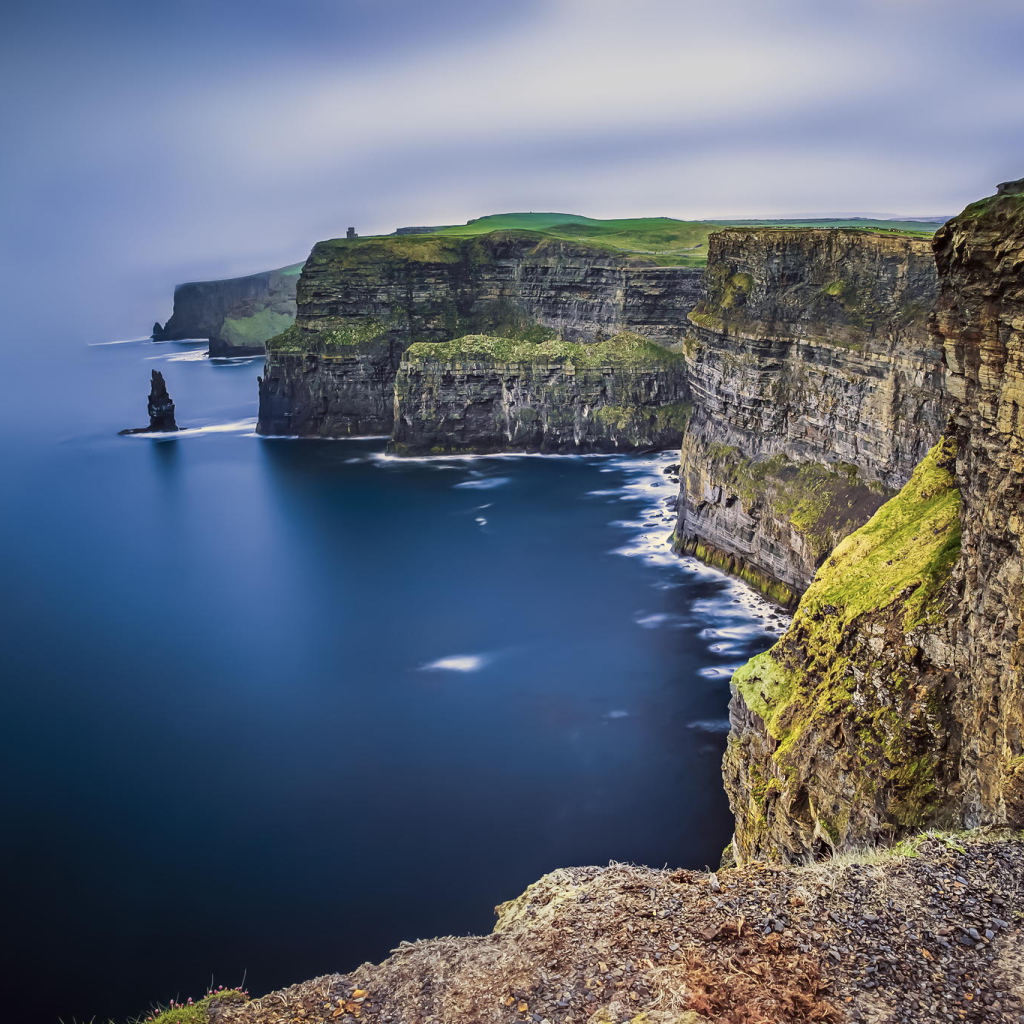 Скалистый морской берег