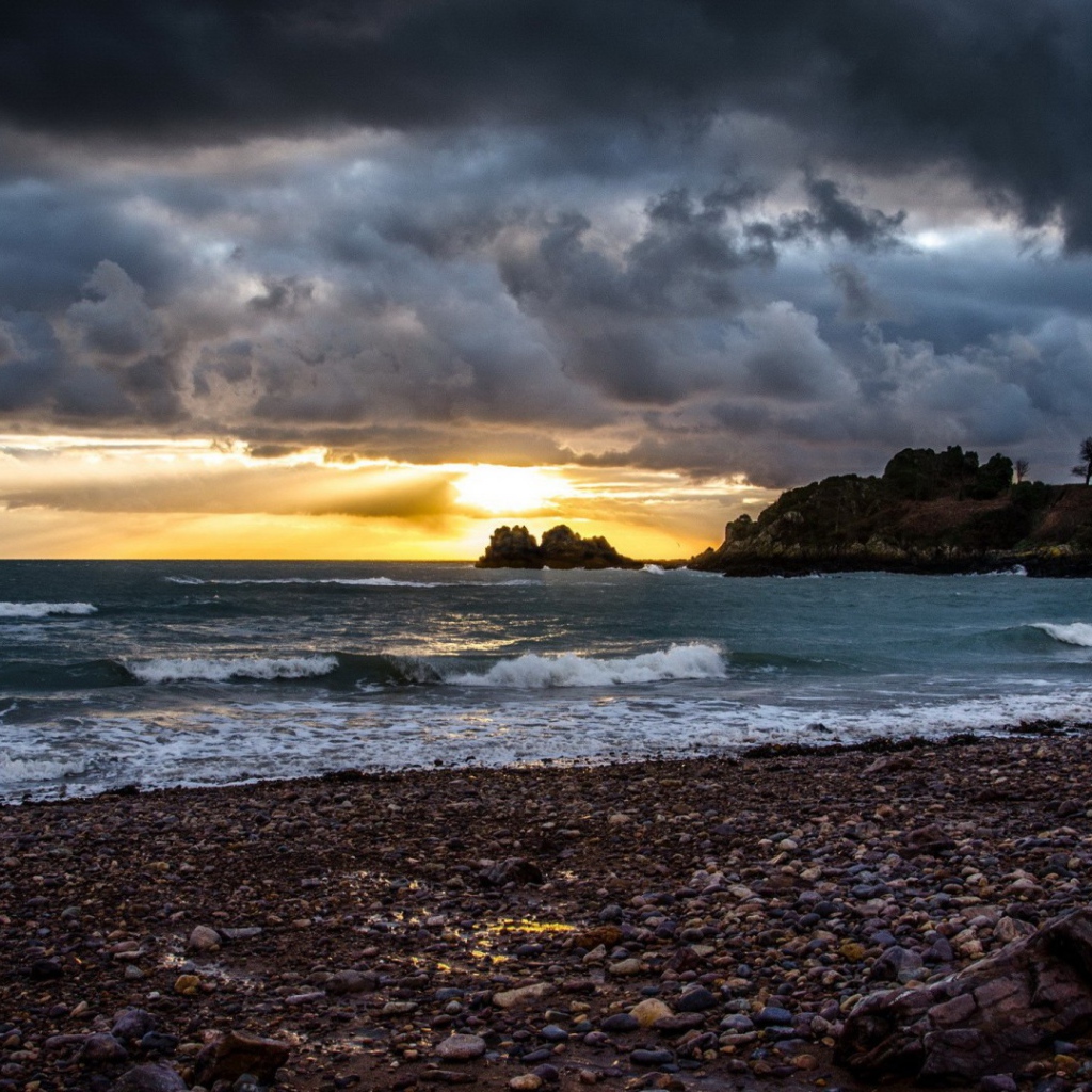 Каменистый берег