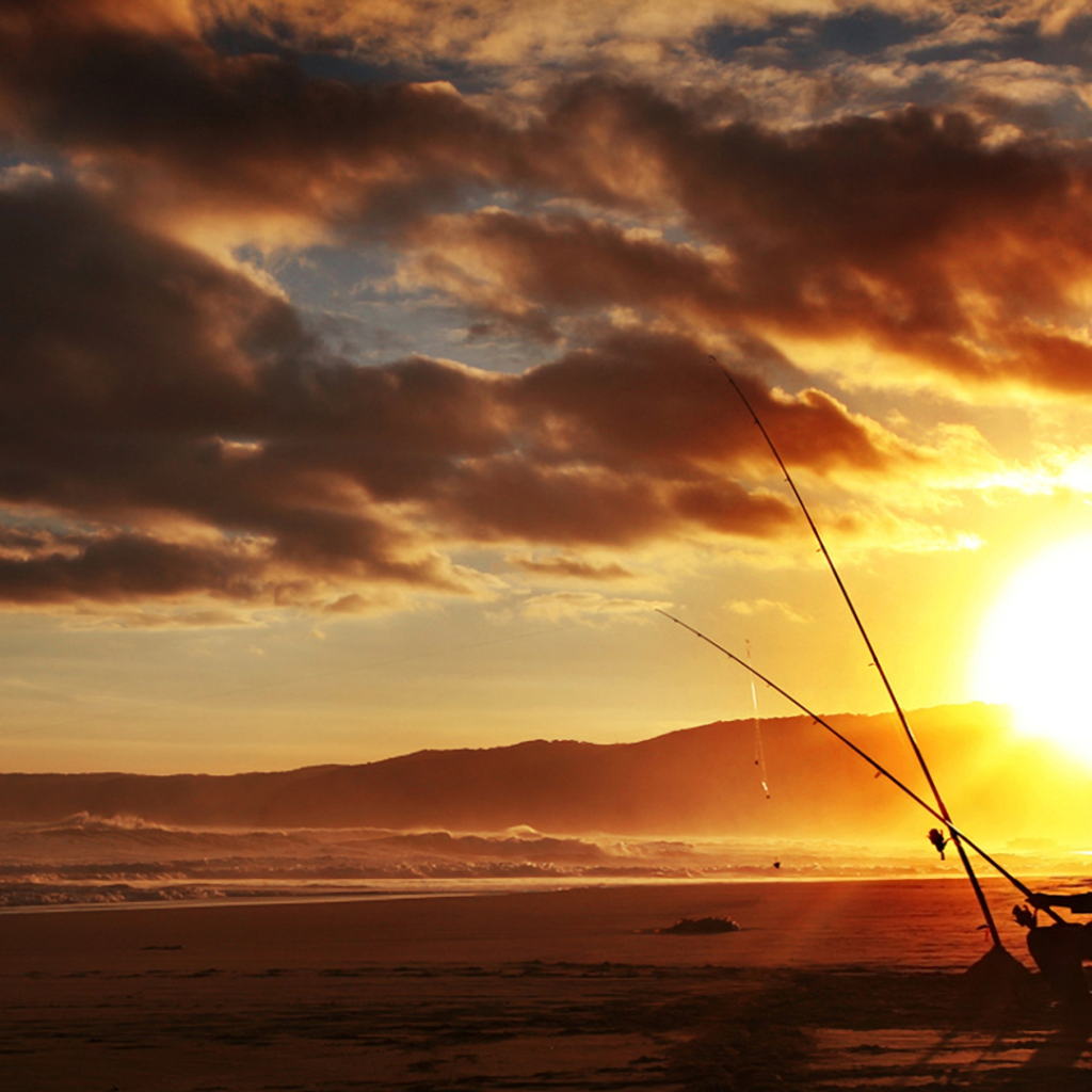 Рыбак ждет когда придет море