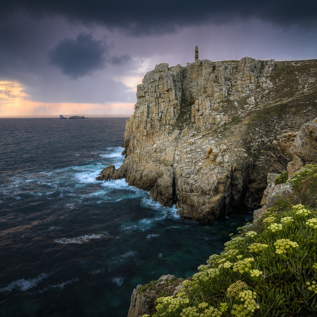 Обрывистая скала у моря