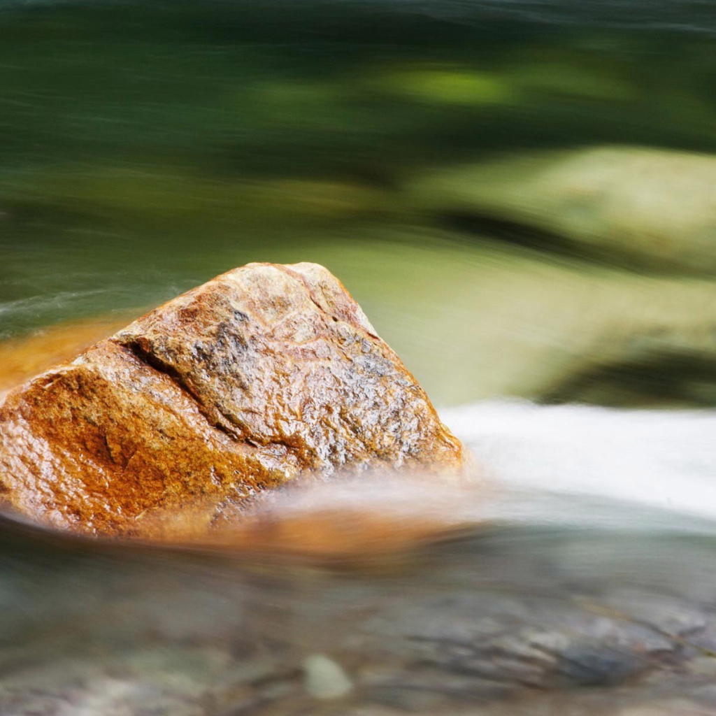 Камень и вода