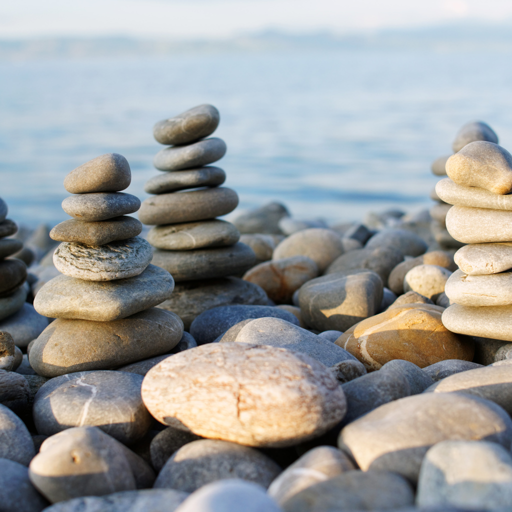 Камни возле моря