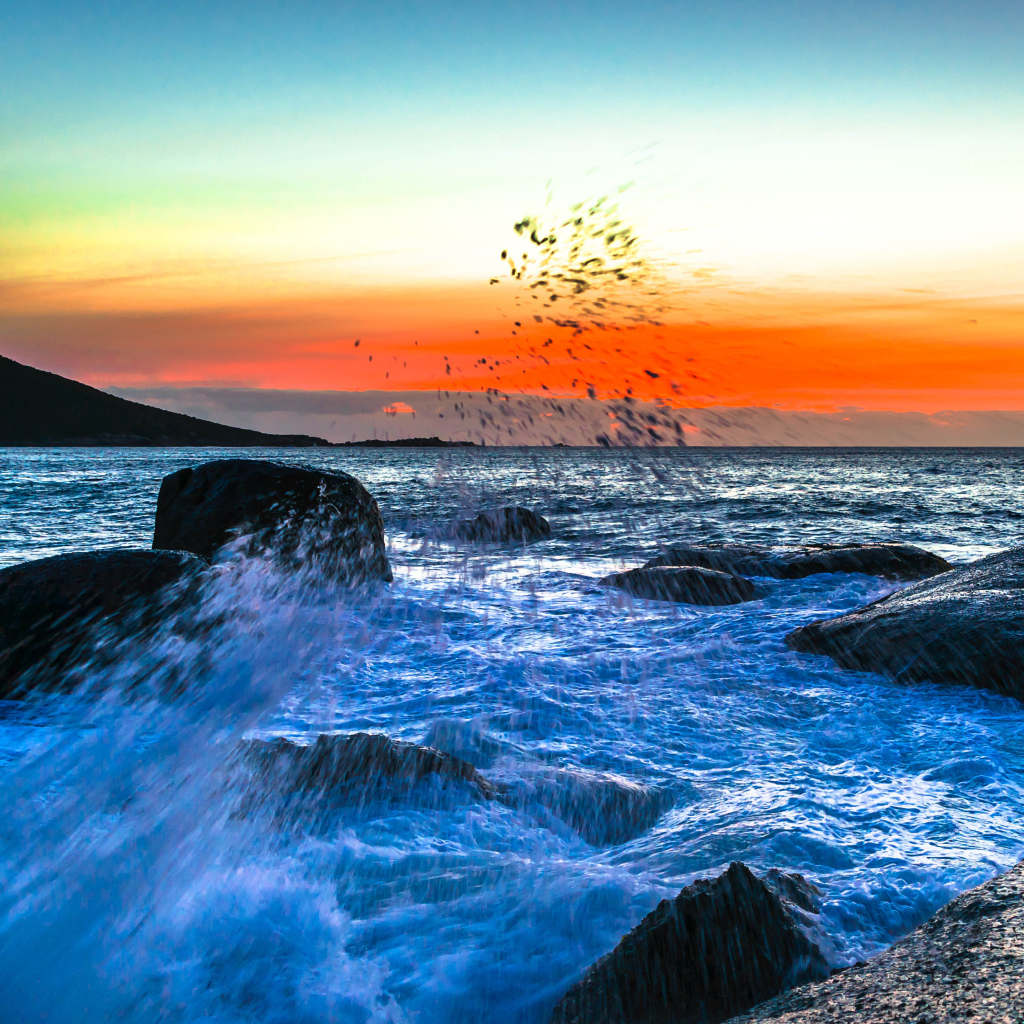 Закат над морским заливом