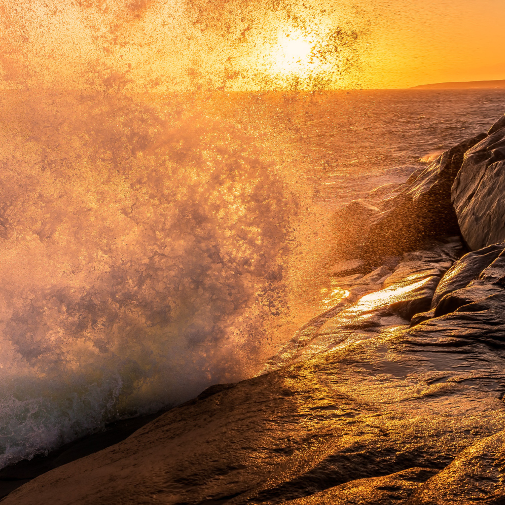 Морской прибой у берега