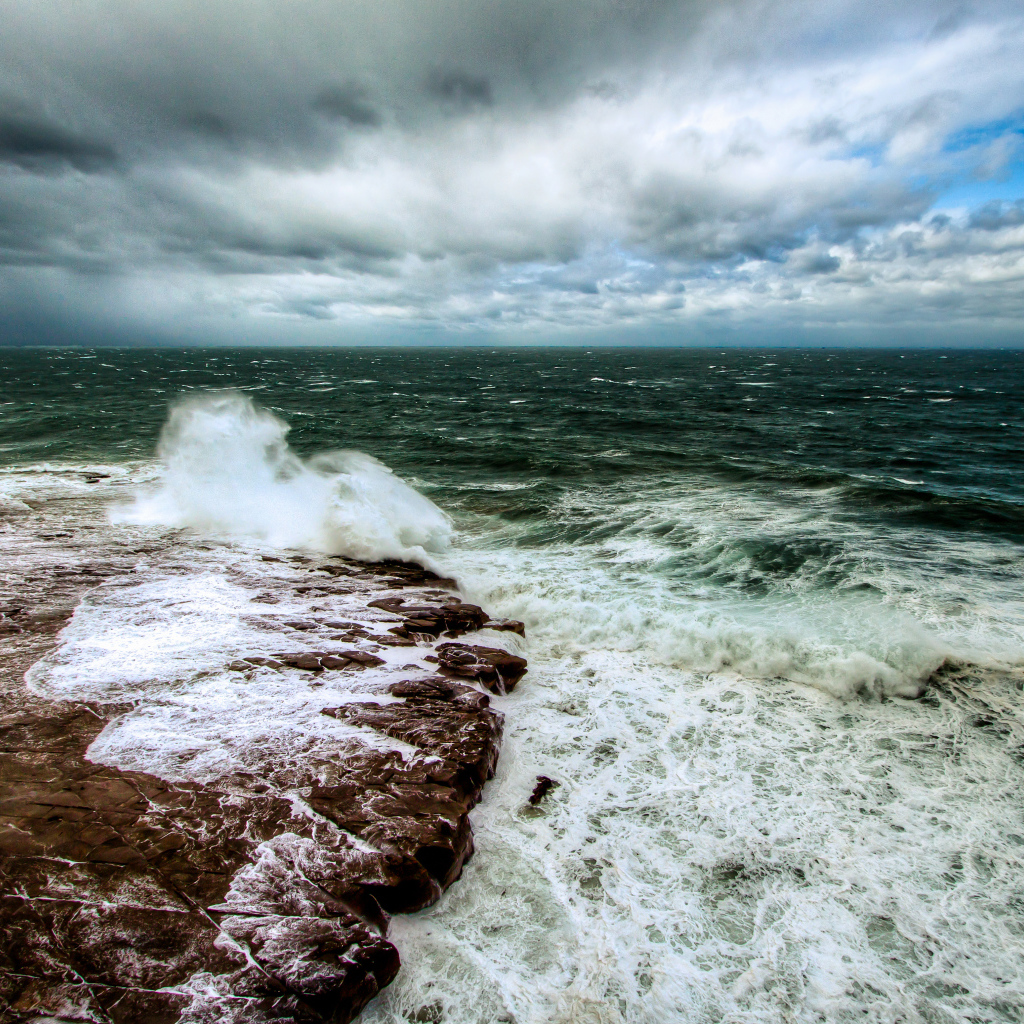 Темный цвет моря