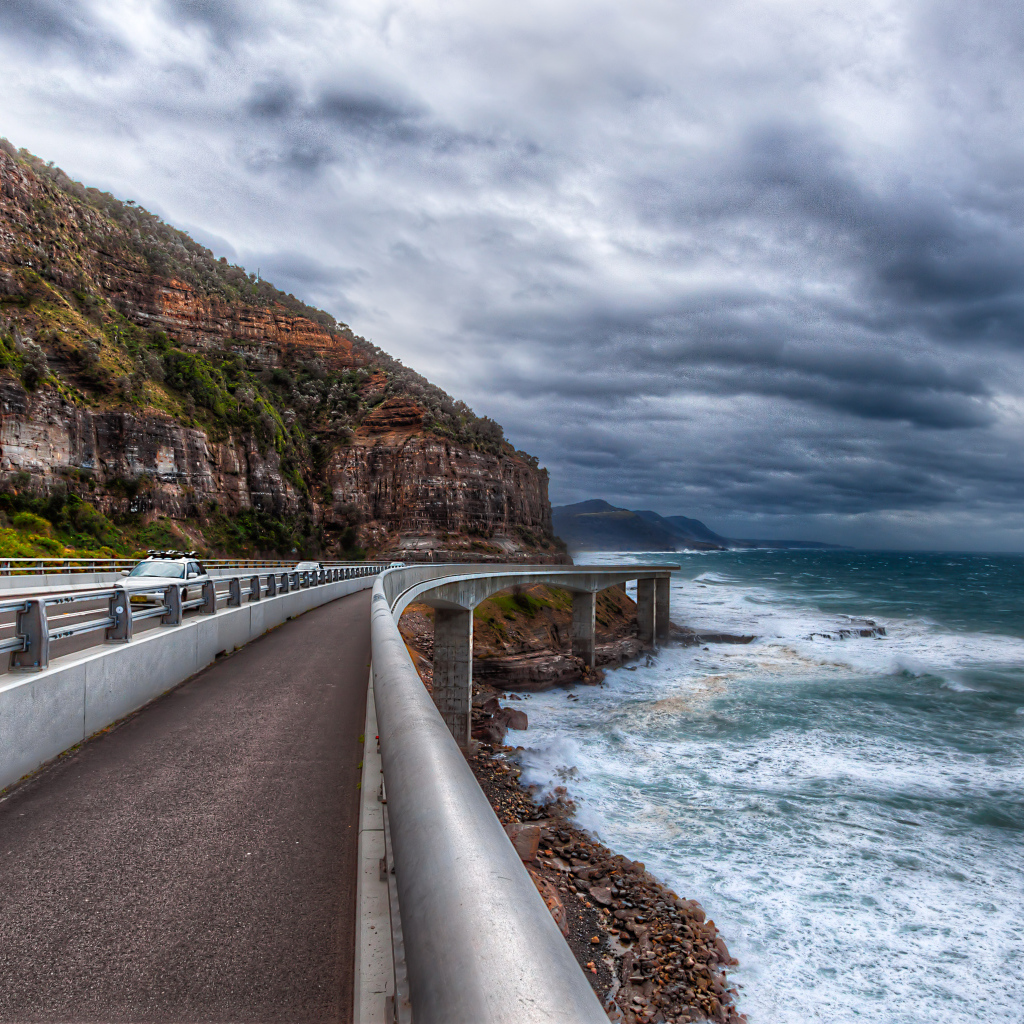 Дорога у берега моря