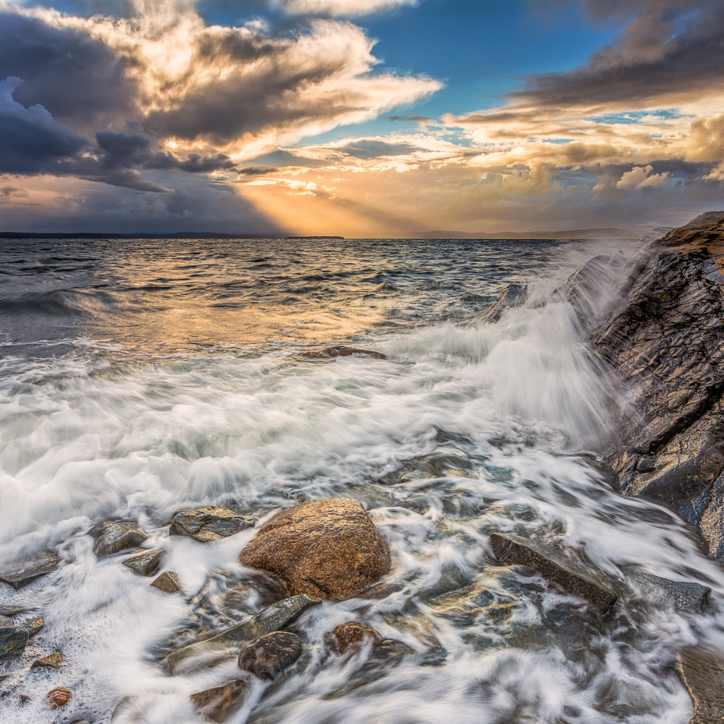 Волны бьются о скалы