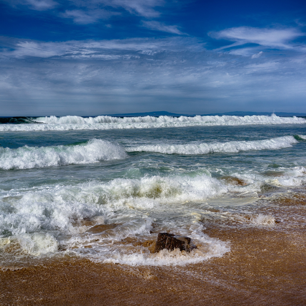 Вид на штормящее море