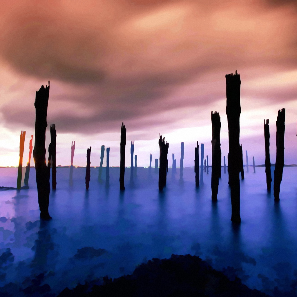 Деревянные сваи на море