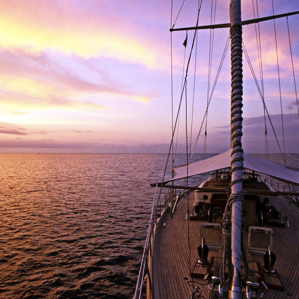 Яхта в море