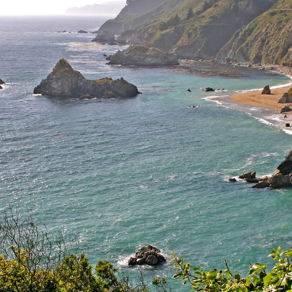 Скалы на море